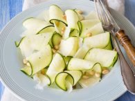 Bruscotte integrali con insalata di zucchine e pinoli