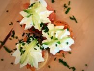 Sgranotte all’olio d’oliva con formaggio, salmone e avocado